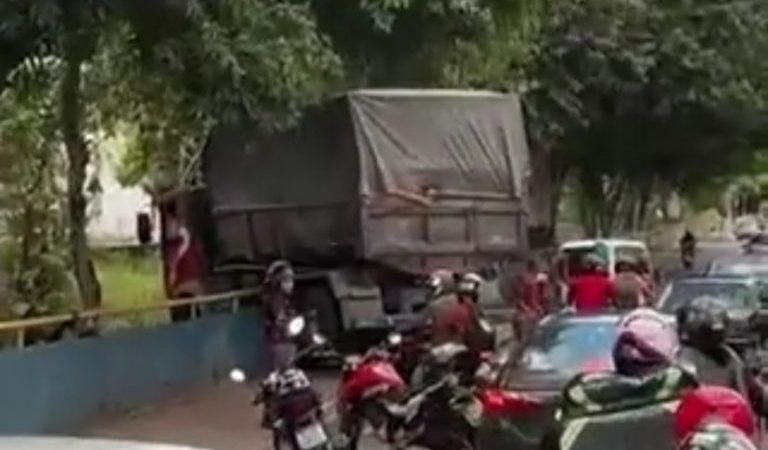 Vídeo: Motorista desmaia no volante e caminhão quase cai dentro de igarapé em Manaus