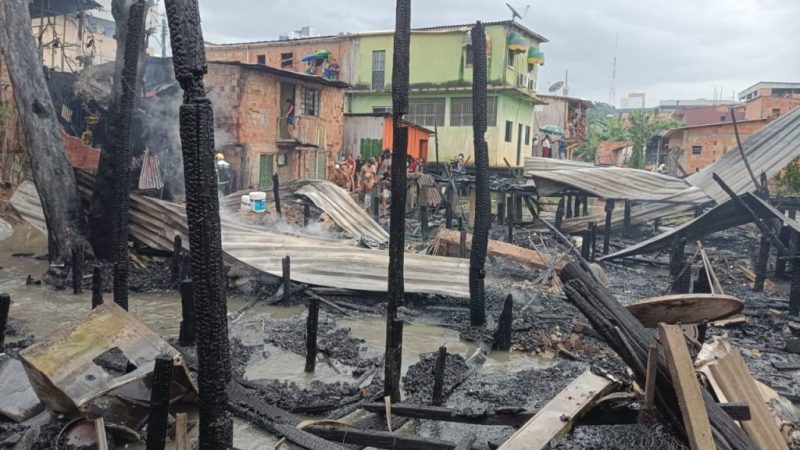 Incêndio destruiu onze casas no bairro Praça 14 em Manaus; assista