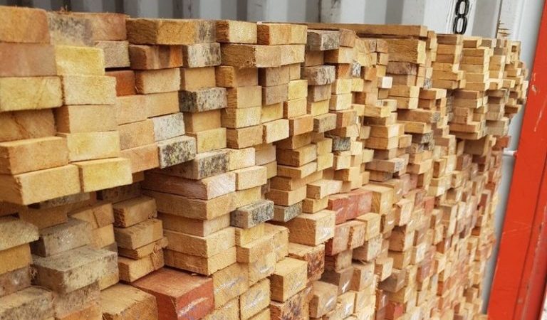 PF prende homem e apreende carga de madeira ilegal no Porto Chibatão, em Manaus