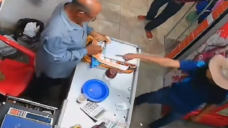CÂMERAS FLAGRAM LADRÃO USANDO PERUCA EM ASSALTO A MERCADO