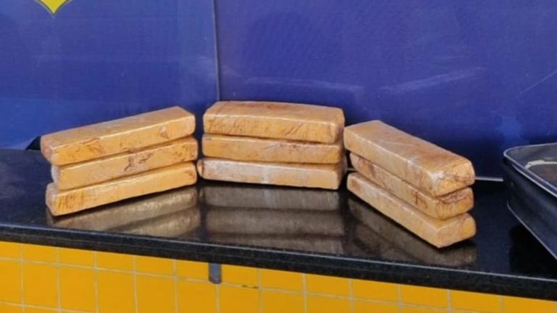 MULHER É DETIDA COM 10KG DE MACONHA EM ÔNIBUS FISCALIZADO PELA PRF