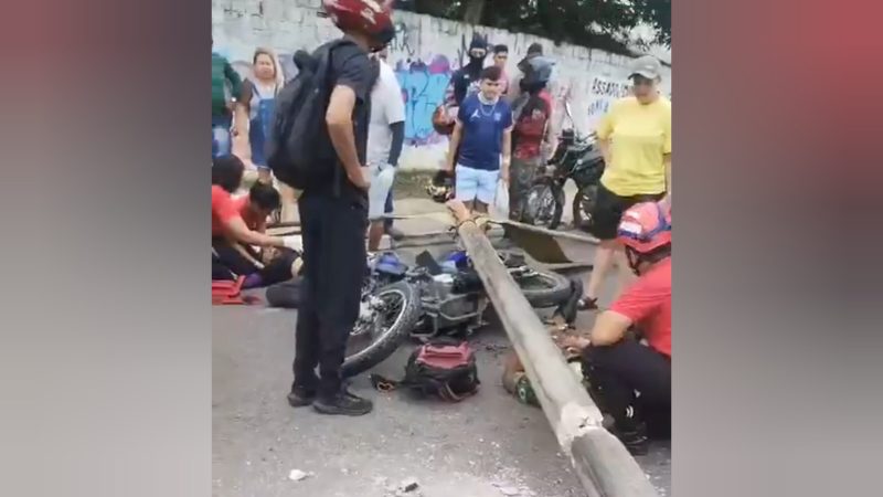 CARRO ATINGE POSTE QUE CAI E MATA MOTOCICLISTA
