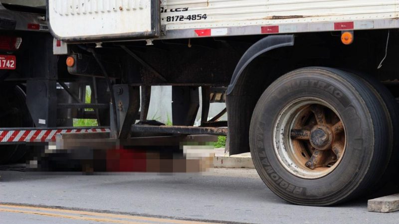 CARREGADOR MORRE ESMAGADO POR CARRETA EM MANAUS