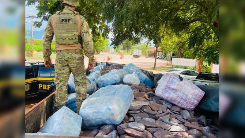 MOTORISTA FICA NERVOSO EM ABORDAGEM E CONFESSA TRANSPORTAR 625KG DE MACONHA