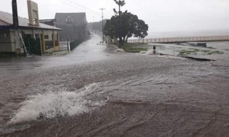 Alerta meteorológico prevê temporais e rajadas de vento com velocidades de até 90 km/h em Manaus