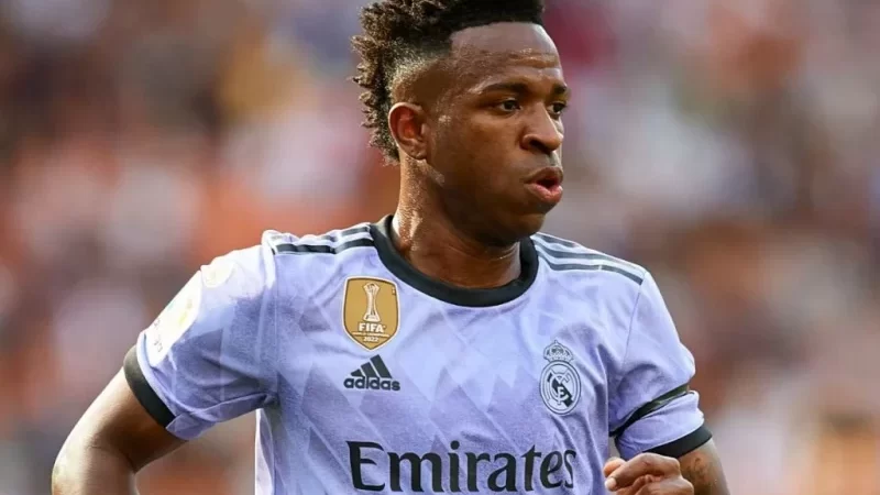 Vinícius Júnior volta a ser alvo de racismo durante clássico entre Atlético e Real Madrid