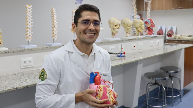 Medicina Fametro: Acadêmico de Medicina apresenta pesquisa em Toronto no Canadá