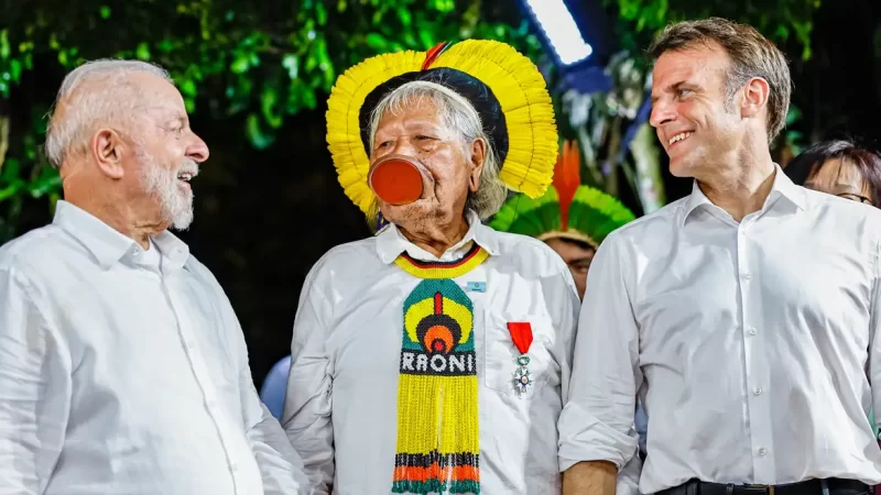 Cacique Raoni recebe honraria de Macron e pede demarcações a Lula