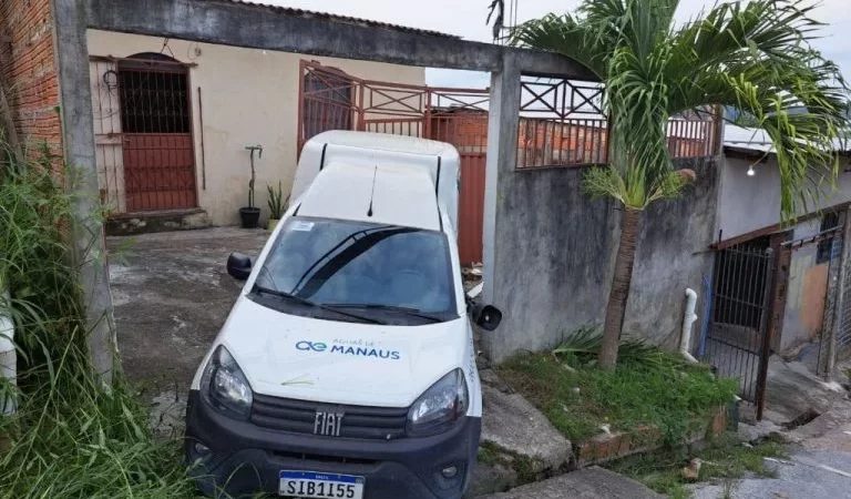 Carro da concessionária de água invade casa na Zona Leste de Manaus; assista