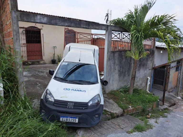 Carro da concessionária de água invade casa na Zona Leste de Manaus; assista
