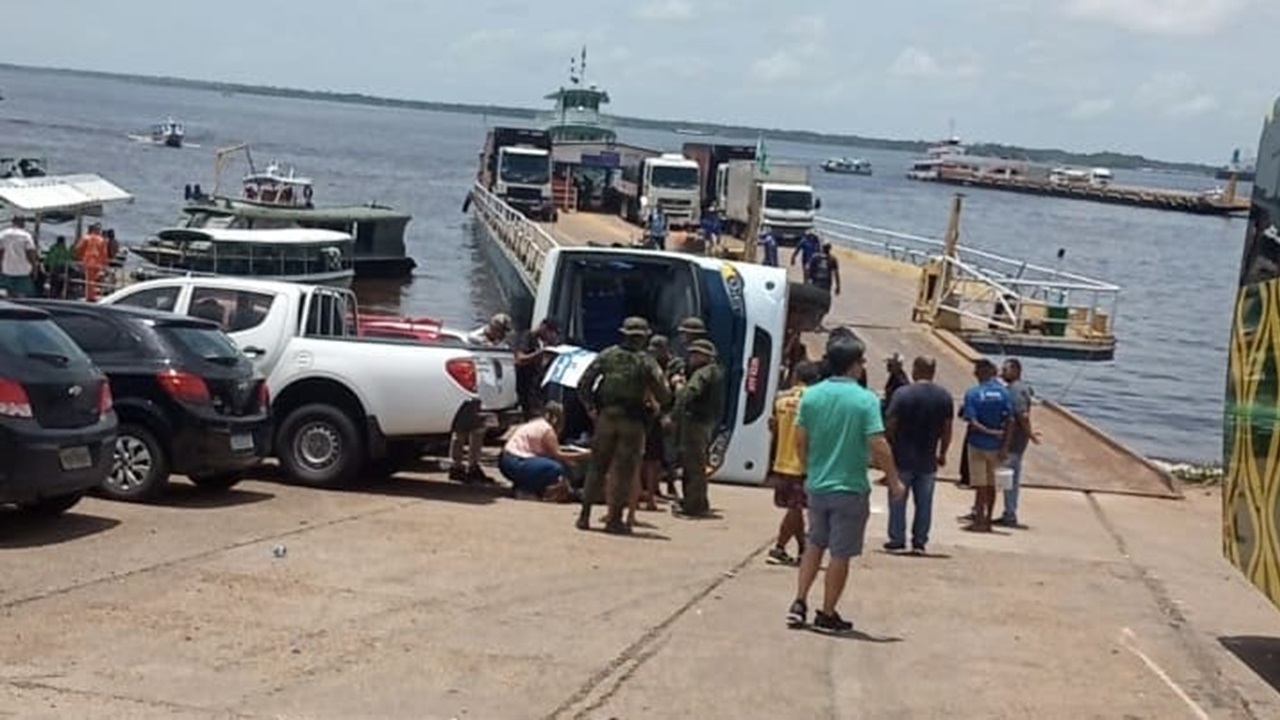 MOTORISTA FICA FERIDO APÓS ÔNIBUS INTERMUNICIPAL TOMBAR NO PORTO DA CEASA