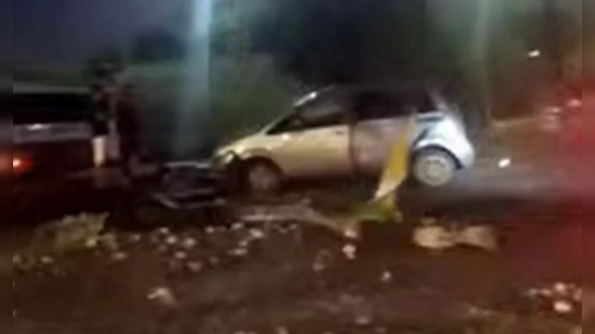 HILUX DERRUBA POSTE NA AVENIDA COSME FERREIRA APÓS FORTE COLISÃO