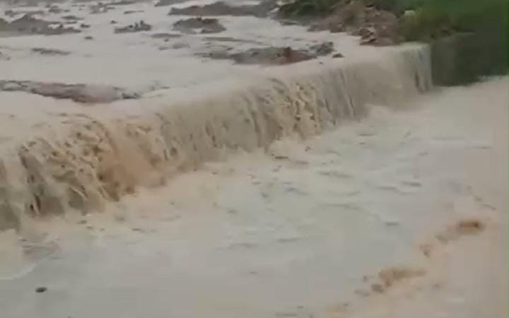 Avenida Torquato Tapajós fica alagada durante temporal em Manaus