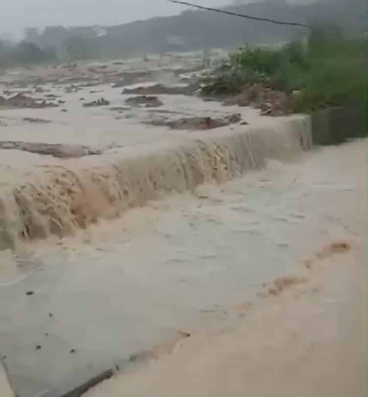 Avenida Torquato Tapajós fica alagada durante temporal em Manaus