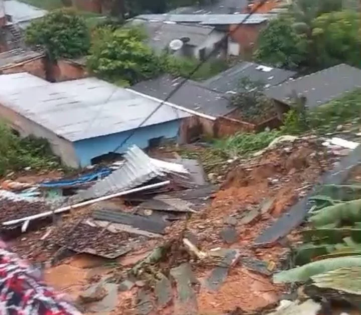 Defesa Civil registra desabamentos, deslizamentos e tombamentos de árvores durante chuva em Manaus