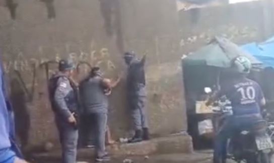 PM’s são flagrados batendo em homem durante abordagem em Manaus