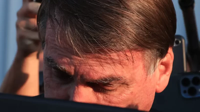 Moraes dá 48 horas para Bolsonaro explicar visita à embaixada húngara