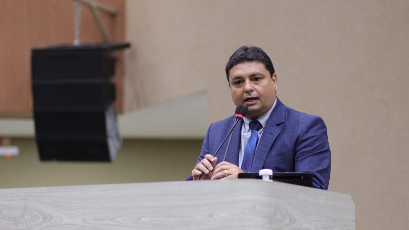 Lei de Caio André garante assentos adaptados para alunos obesos em escolas municipais de Manaus*