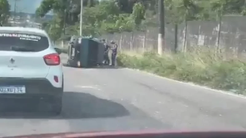 Acidente causa capotamento de viatura da Força Aérea em Manaus; assista