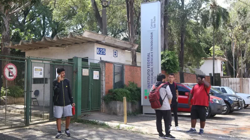 Governo propõe aumento de 13% a 31% a professores até 2026