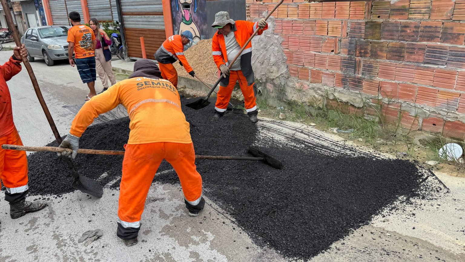 Prefeitura atende solicitação dos moradores do Jorge Teixeira com recuperação asfáltica da rua Alfazema