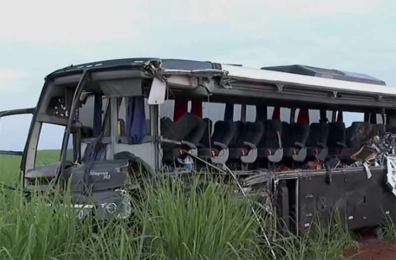 SP: Doze passageiros morrem em acidente entre ônibus e caminhão