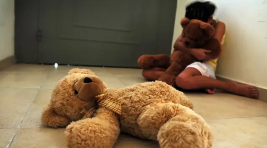 Adolescente de 14 anos contraiu HIV e outras ISTs ao ser obrigado a se prostituir e a se drogar pelo padrasto de 17 anos em Manaus