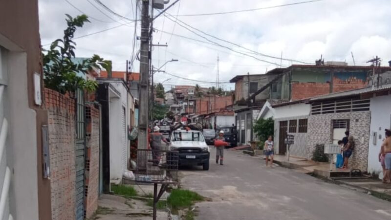 Homem leva choque e fica preso a poste no Bairro Nova Cidade, em Manaus