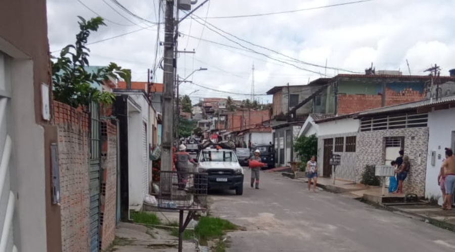 Homem leva choque e fica preso a poste no Bairro Nova Cidade, em Manaus