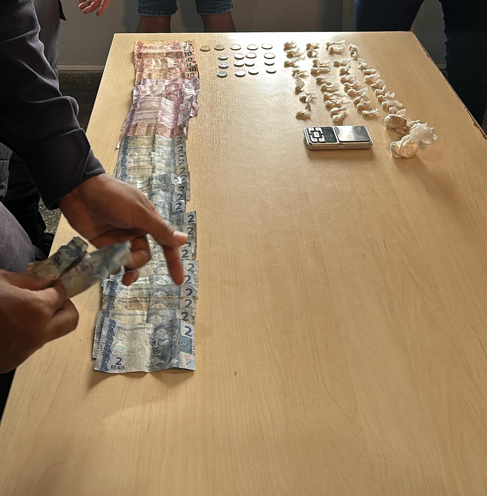 Polícia Militar do Amazonas prende três homens e apreende 1 kg de cocaín a