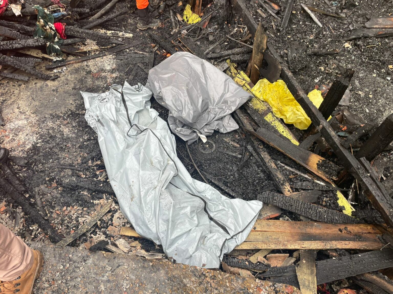 Polícia investiga se incêndio que matou mãe e filho em Manaus foi criminoso