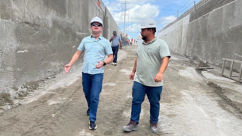 Prefeito David Almeida vistoria serviços finais do viaduto Rei Pelé