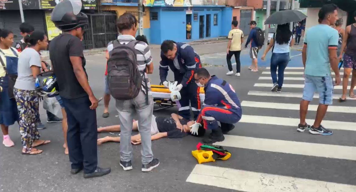 Adolescente é atropelado por moto ao atravessar faixa de pedestres na Zona Leste de Manaus