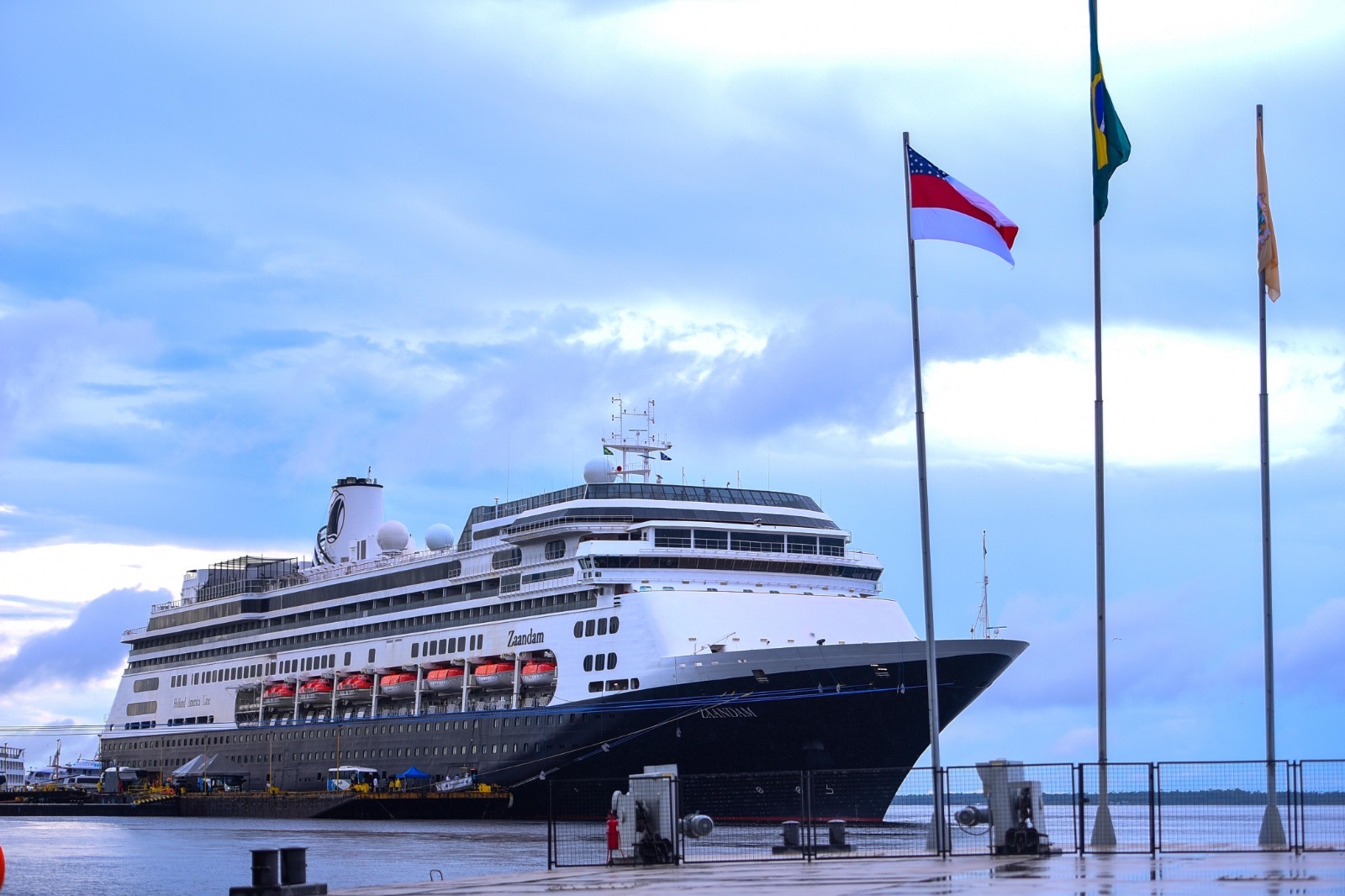 Mais de 2 mil estrangeiros desembarcam na capital a bordo do navio Zaandam