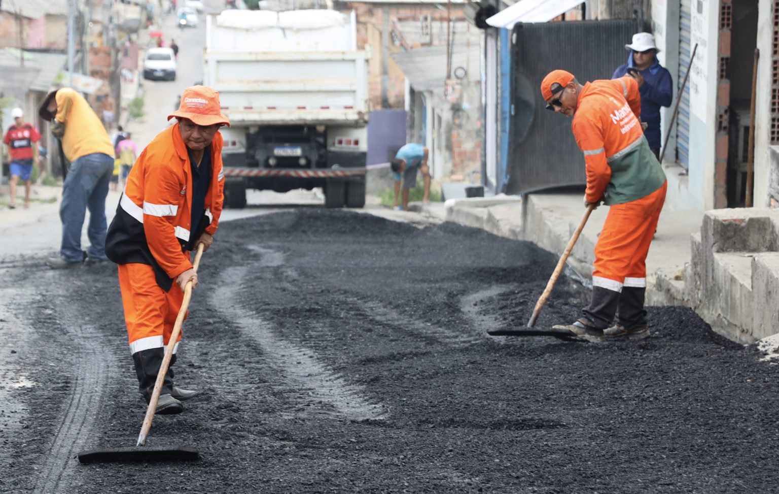 Prefeitura de Manaus segue com os serviços de manutenção asfáltica na comunidade Gustavo Nascimento