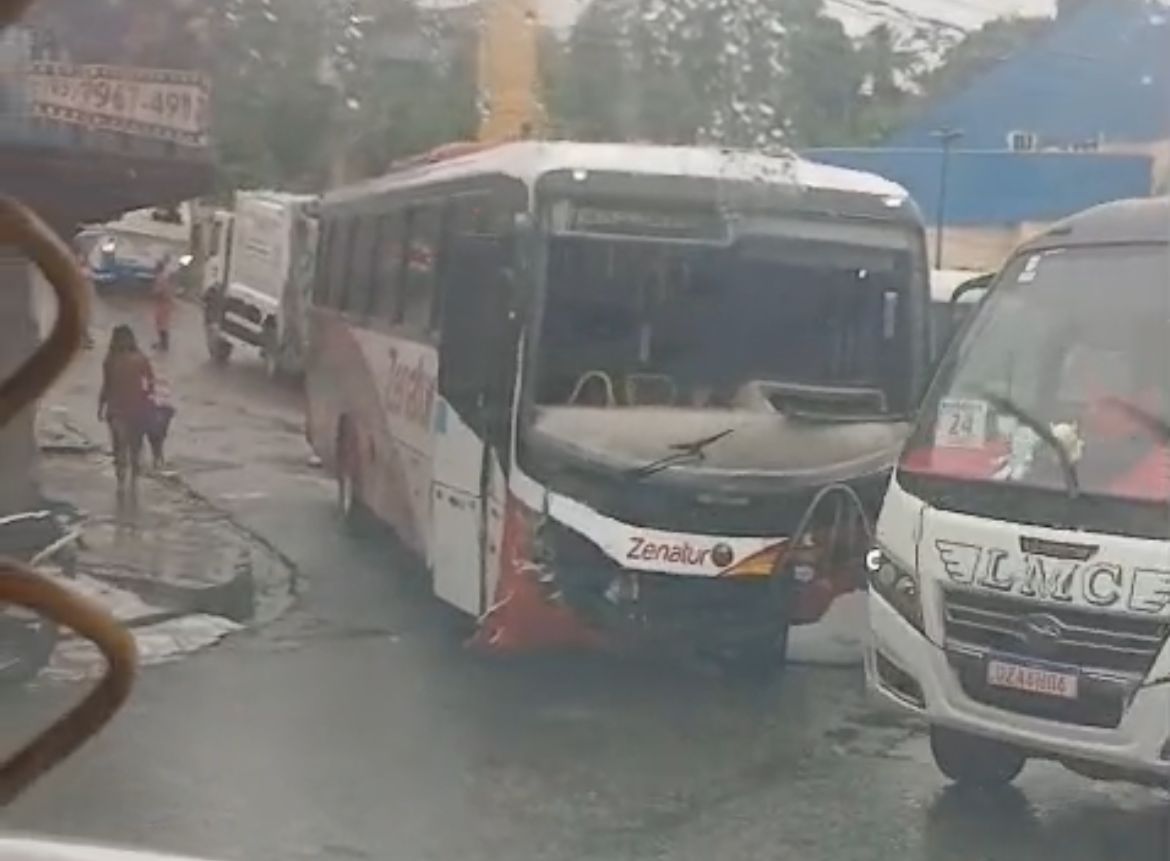 Ônibus desgovernado colide com veículos na “ladeira da morte” em Manaus