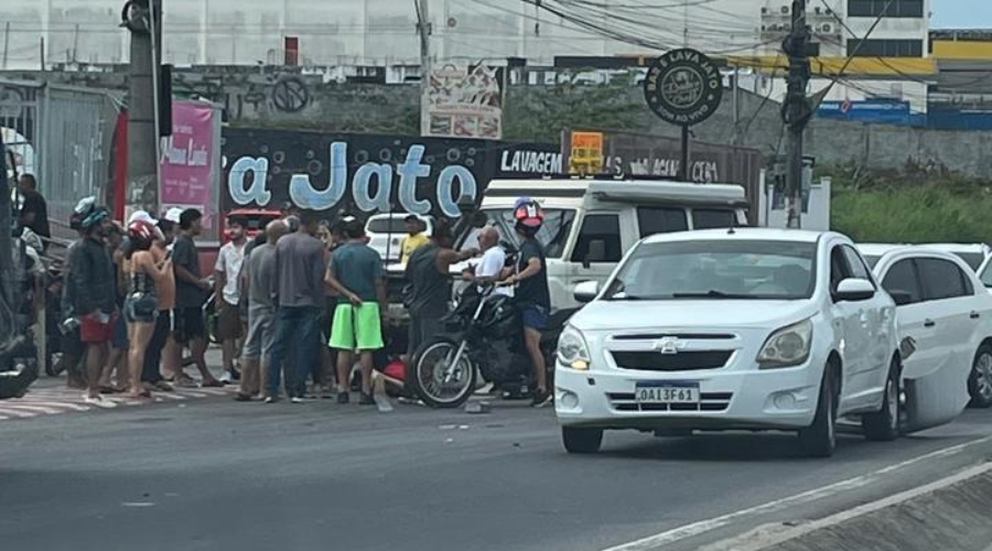Acidente deixa motociclista ferido e congestiona Avenida Torquato Tapajós em Manaus