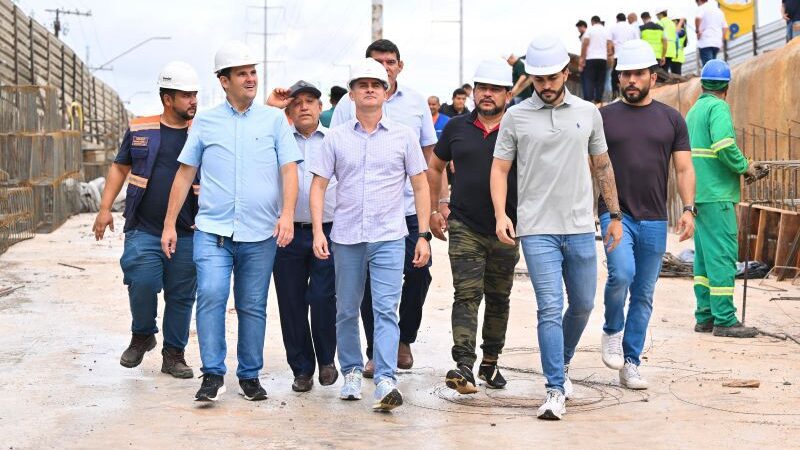 Prefeito David Almeida vistoria obra do viaduto Rei Pelé, que será entregue em maio