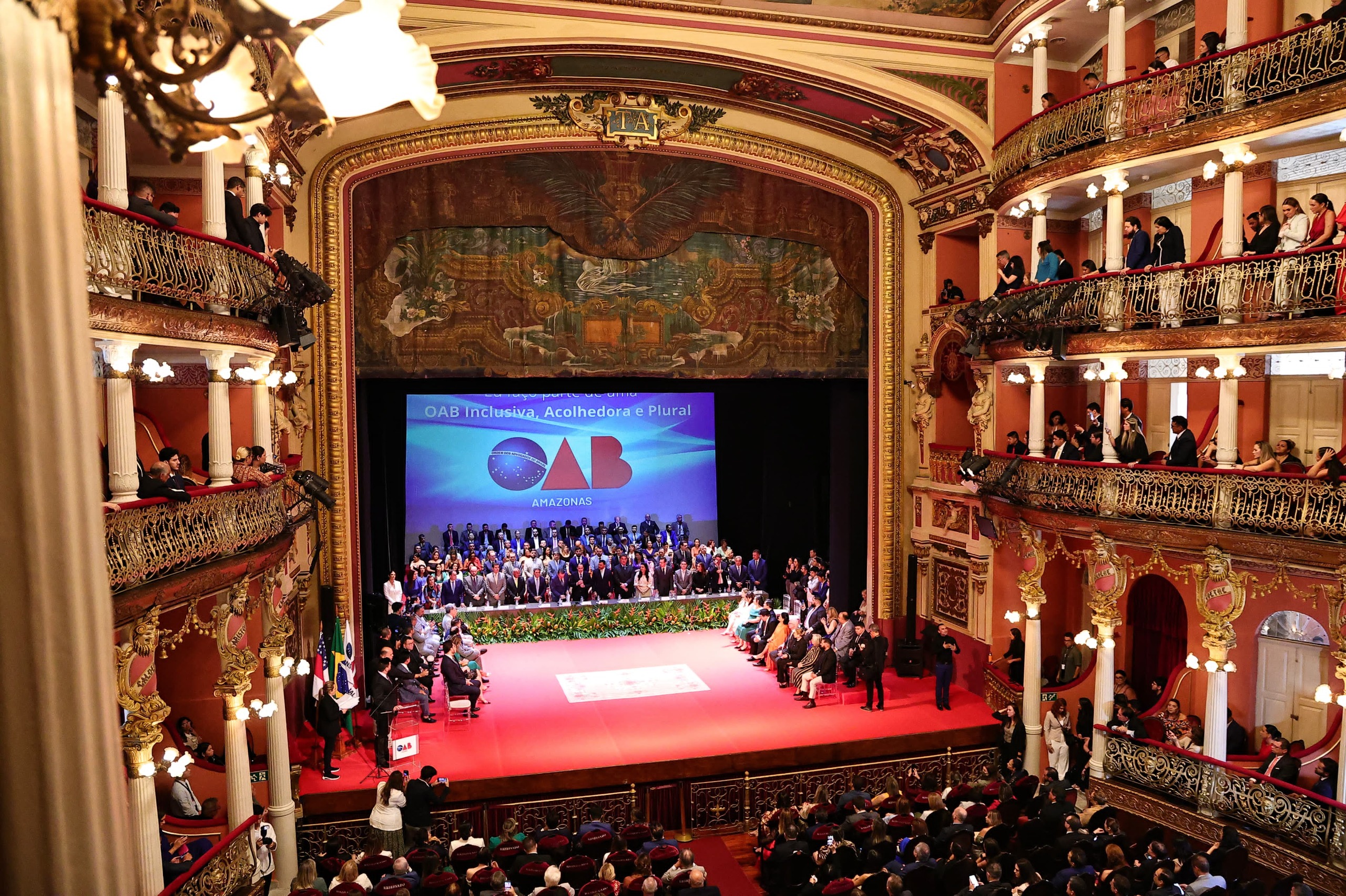Presidente do TCE-AM prestigia solenidade de posse de Jean Cleuter na OAB-AM