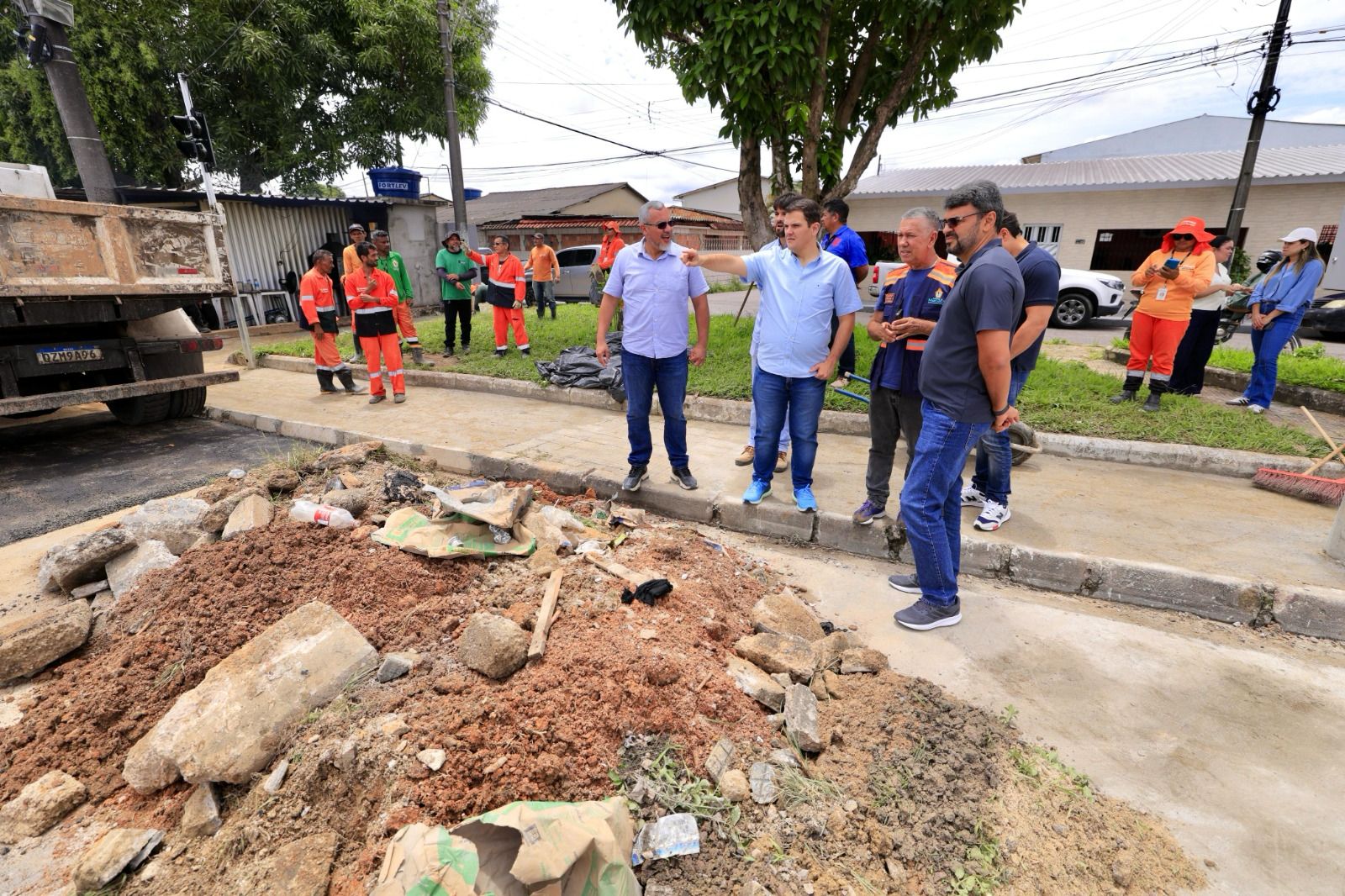 Prefeito David Almeida fiscaliza intervenções viárias para melhorar fluidez e segurança no trânsito da cidade