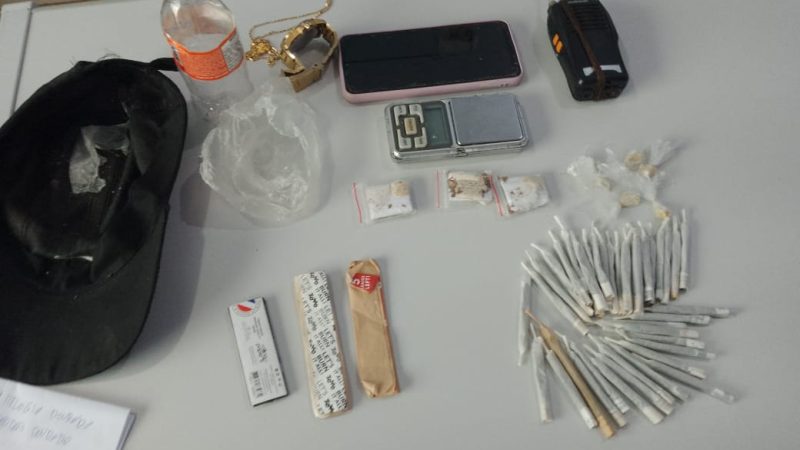 Polícia Militar do Amazonas prende dupla e apreende 47 porções de drogas, em Cacau Pirêra
