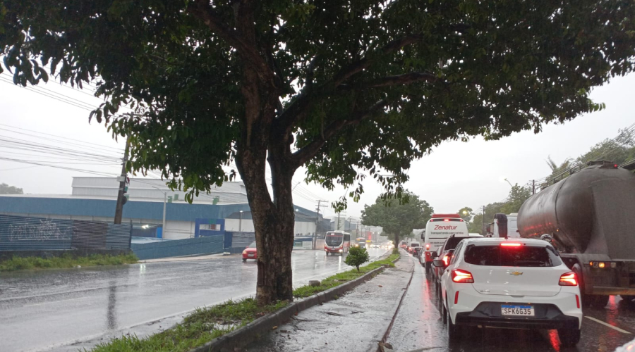 Manaus é atingida por forte chuva na manhã desta quarta-feira (26)