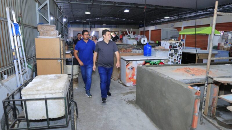 Prefeito de Manaus em exercício Renato Junior vistoria as obras de reforma da feira do São Jorge, próxima na fila de entregas