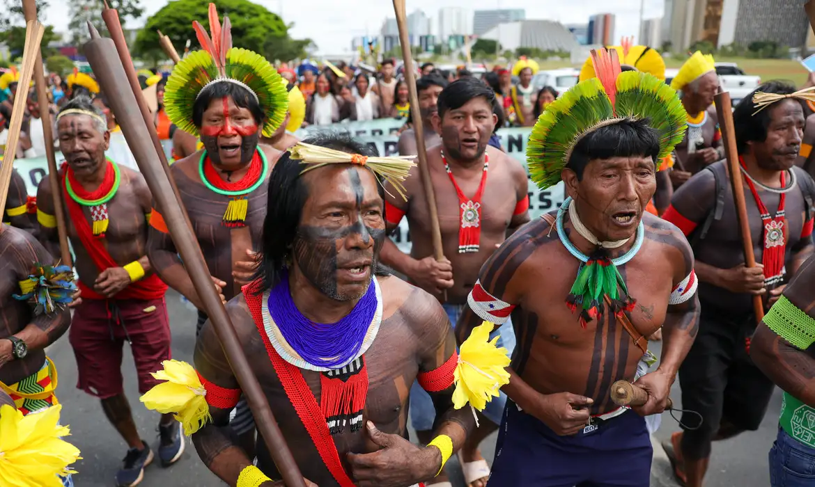 PM e indígenas entram em confronto em área nobre de Brasília