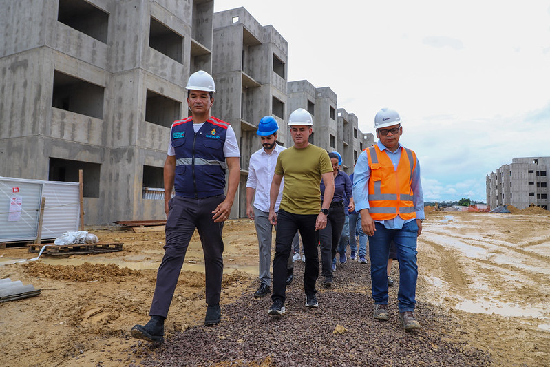 Em atenção às áreas afetadas pelas chuvas, prefeito David Almeida vistoria obras do conjunto habitacional no Parque das Tribos