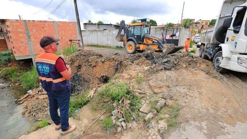 Prefeitura remove 200 toneladas de lixo e entulho acumulados às margens de igarapé na comunidade Águas Claras