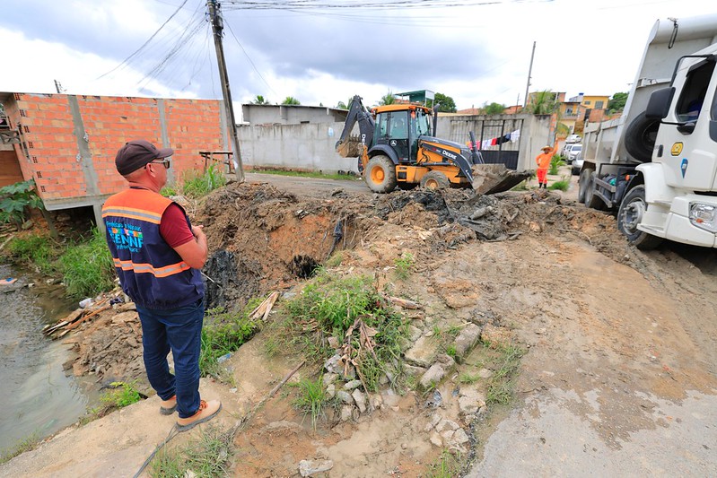 Prefeitura remove 200 toneladas de lixo e entulho acumulados às margens de igarapé na comunidade Águas Claras