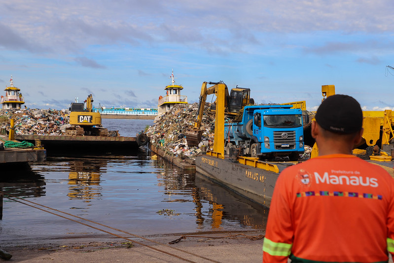 Prefeitura de Manaus realiza quinta operação no ano de transbordo do lixo da orla do rio Negro