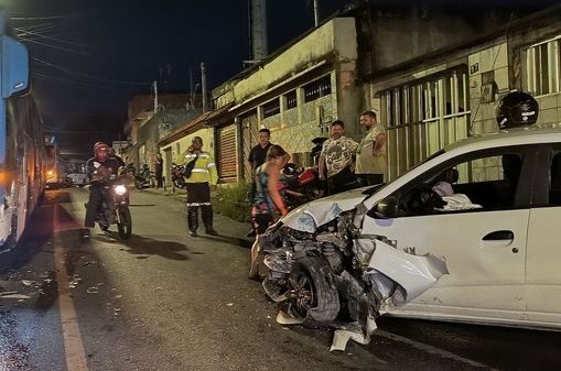 Carro fica destruído após colisão com ônibus na zona Norte de Manaus