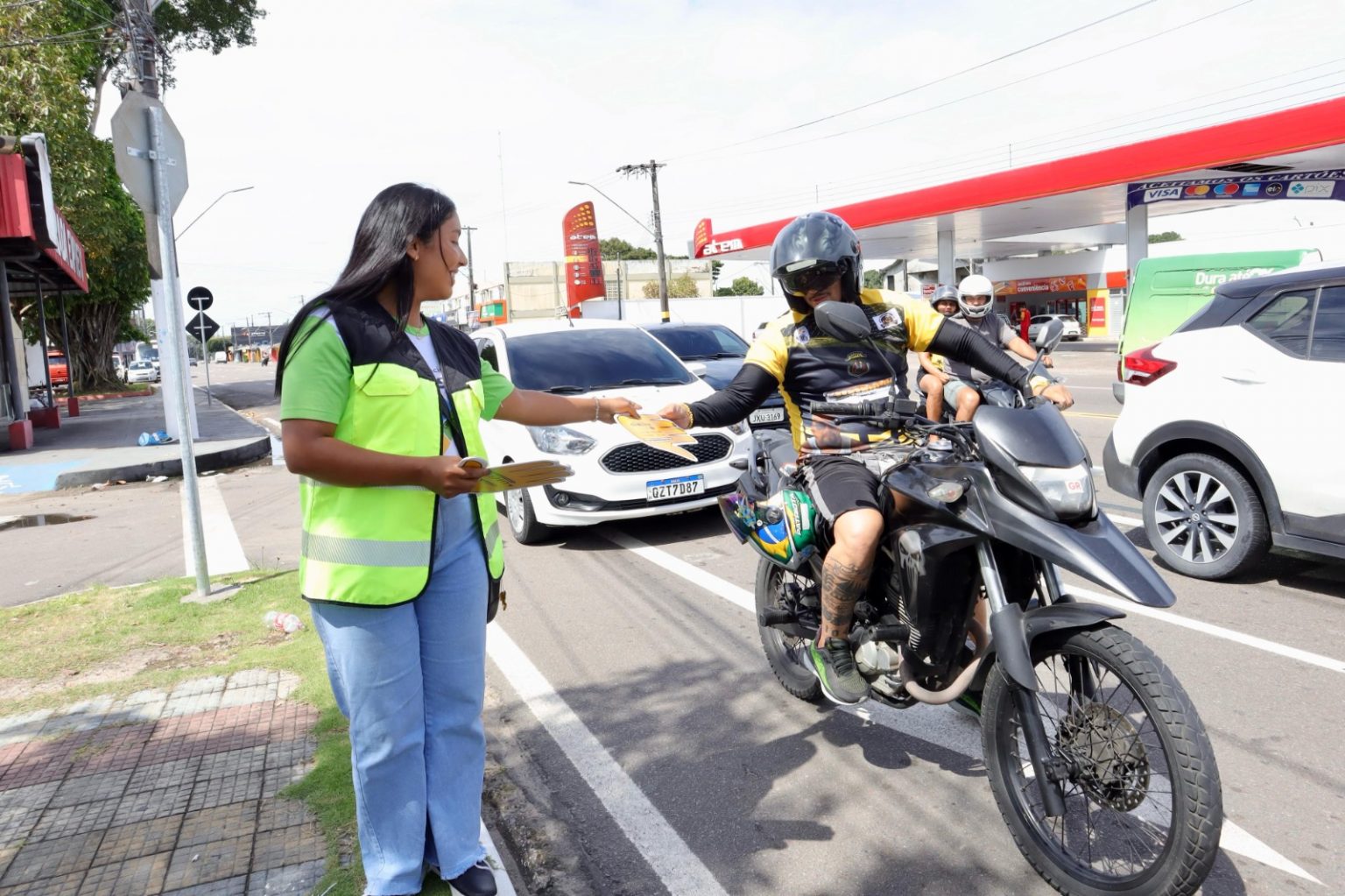 Educação de trânsito orienta condutores e pedestres sobre travessia em local que recebeu intervenção viária da Prefeitura de Manaus